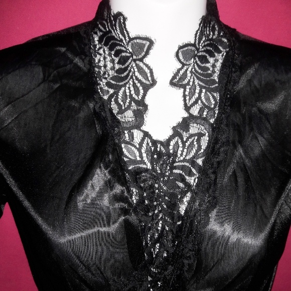 Slinky Semi-Sheer Lace Trimmed Short Robe - Picture 4 of 6